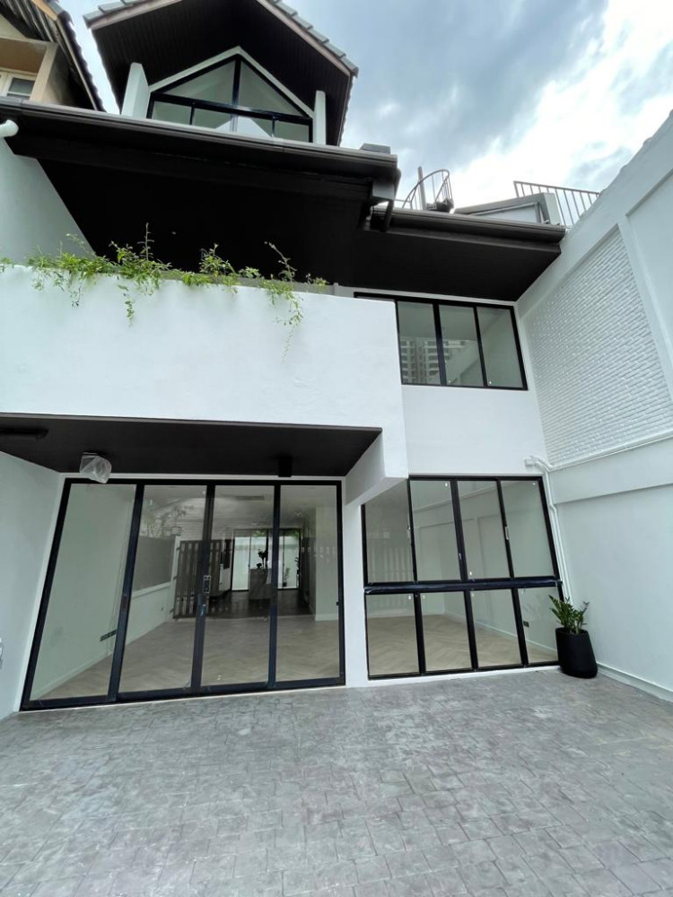Newly Renovated Townhouse Sukhumvit 39: 33sqwah 33,000,000 Am: 0656199198