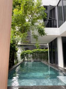 ขาย/ ให้เช่า  บ้านเดี่ยวในโครงการ ดิ ออเนอร์ ถ. เอกมัย - รามอินทรา (ซอยประดิษฐ์มนูธรรม) ที่ดิน 66.5 ตารางวา 3 ห้องนอน 5 ห้องน้ำ
