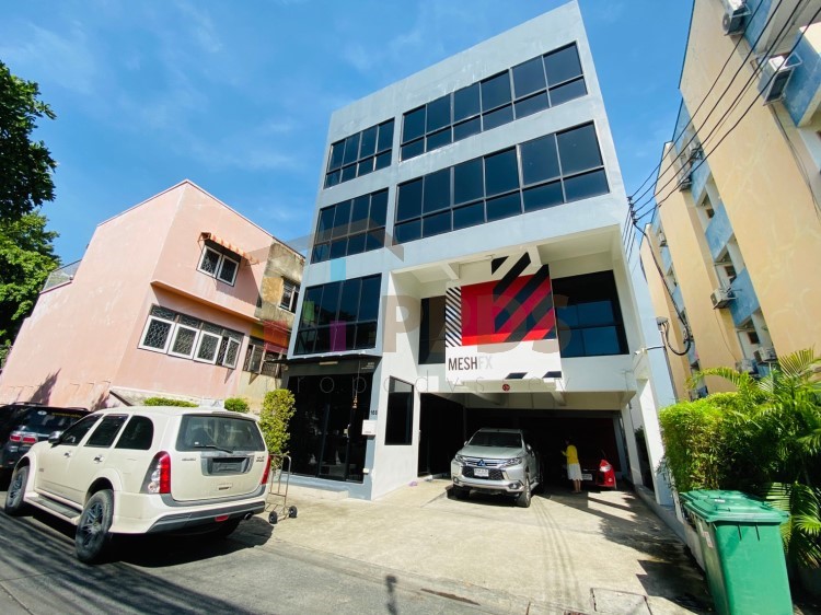 Office Building for sale at Ratchadapisek Road near MRT Office Building for sale at Ratchadapisek Road near MRT