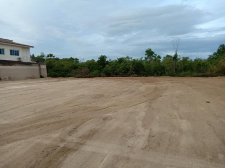 Land for sale, 1 rai, Soi Cha-am 31, near the main road and the beach, square plot, suitable for accommodation, resorts or villages. Land for sale, 1 rai, Soi Cha-am 31, near the main road and the beach, square plot, suitable for accommodation, resorts or villages.