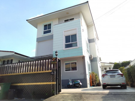 Selling cheap!! Baan Ladprao, near BTS, near Ekamai-Ramintra Expressway (# 3 floors high + 4 car parks in the house) 63 sq m., 6 bedrooms, 3 bathrooms, house area 285 sq m. Selling cheap!! Baan Ladprao, near BTS, near Ekamai-Ramintra Expressway (# 3 floors high + 4 car parks in the house) 63 sq m., 6 bedrooms, 3 bathrooms, house area 285 sq m.