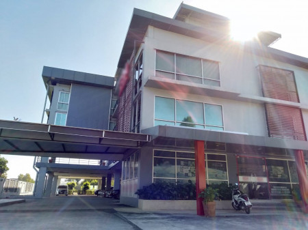 Cheap sale, office building - Watcharaphon Bangkhen (near 5 Watcharaphon intersection 750 m. + near the expressway 950 m.) # 5 floors high with a lift 400 sq m. 3500 sq m.