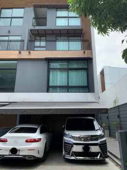 Selling cheap! Townhome Arden Ladprao 71—behind the corner (near Central EastVille) 30 sq m, 165 sq m, 3 bedrooms, 4 bathrooms, decorated with luxury throughout. Can park 2 cars in the house