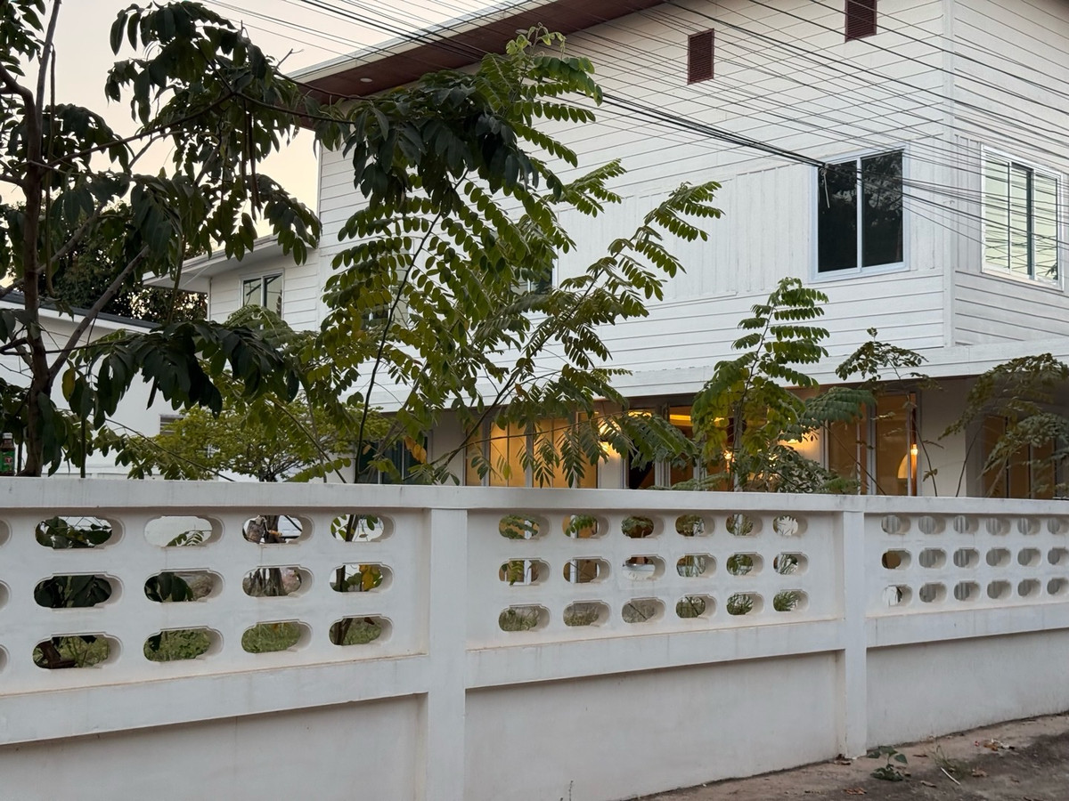 Land and house for sale Next to the road along the Mekong River, Wiang Kuk, Nong Khai, near the Vientiane restaurant. A rare prime location, 1 ngan, suitable for residences, shops.