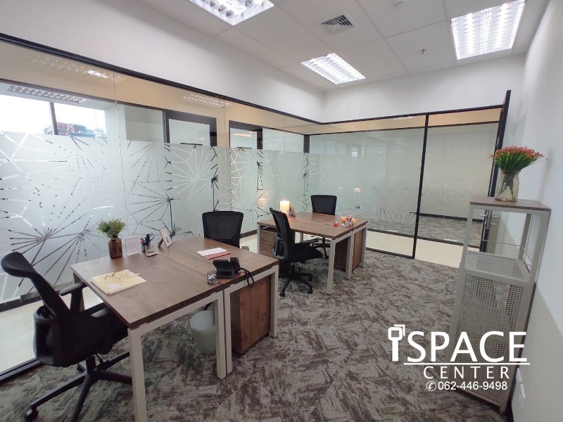 Office for rent, next to MRT Rama 9 and near MRT Phetchaburi, only 180 meters, can carry a notebook to work straight away No need to decorate the office by yourself. in grade A office
