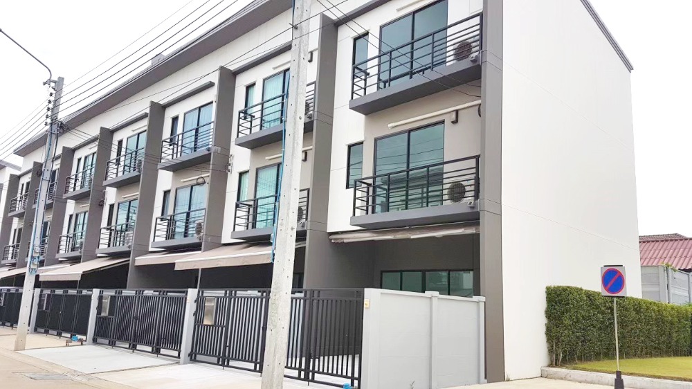 House for sale in the middle of the city Pinklao Charan Townhome (behind the corner) very new