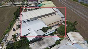 Land for sale with buildings, land area of 800 square wa, perfectly allocated usable space, comprising buildings, offices, factories, land 70 meters wide, next to Bang Len road.