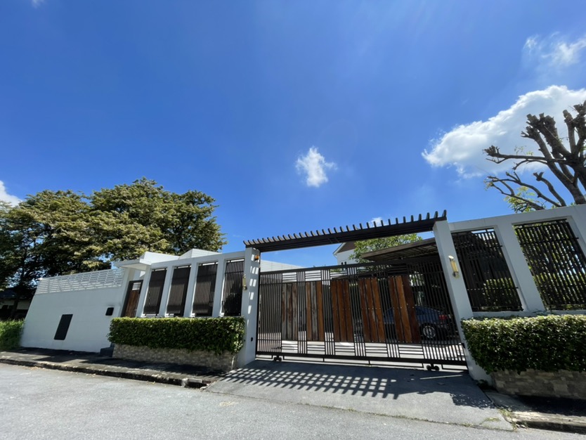 Panya Village Pattanakarn 197sqwah 75,000,000 corner house Am: 0656199198