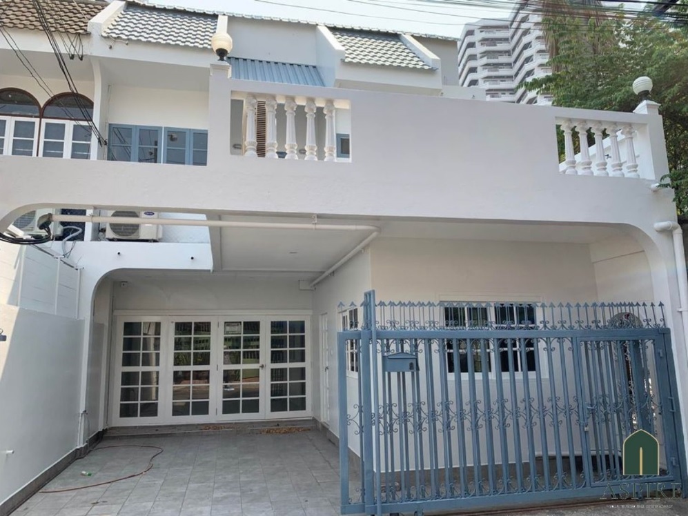 [ขายพร้อมผู้เช่า] ทาวน์โฮม 2 ชั้น  รีโนเวทใหม่ สุขุมวิท 39