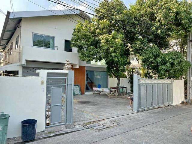 Warehouse for rent with home office Area along Lat Phrao Expressway, Town in Town Near Ekkamai-Ramindra Expressway. Warehouse for rent with home office Area along Lat Phrao Expressway, Town in Town Near Ekkamai-Ramindra Expressway.