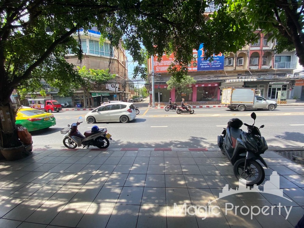 4 Floors Shophouse For Sale in Soi Sukhumvit 71(Pridi 32), Watthana, Bangkok 4 Floors Shophouse For Sale in Soi Sukhumvit 71(Pridi 32), Watthana, Bangkok