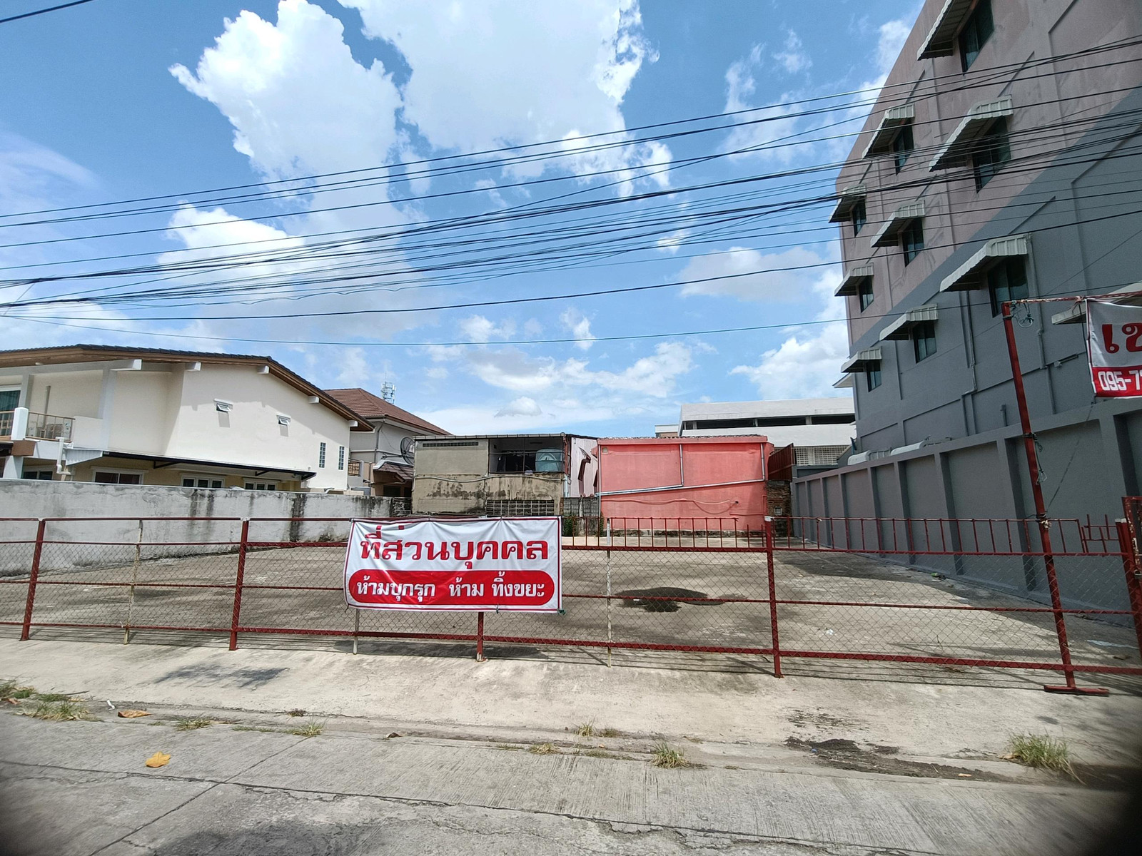 ( for rent) Vacant land, area 102 square wah, width 20 meters, depth 20 meters, suitable for a warehouse, road in the alley in front is 8 meters wide, 12,000 baht per month. ( for rent) Vacant land, area 102 square wah, width 20 meters, depth 20 meters, suitable for a warehouse, road in the alley in front is 8 meters wide, 12,000 baht per month.