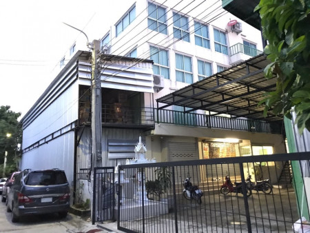 Sale of warehouses - with offices # 5 floors along Ekamai-Ramintra Express (next to Central EastVille) 314 sq m. Building usable area 1400 sq m. Parking for 15 cars.