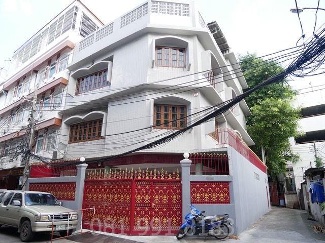 For rent, commercial building, 3.5 floors, Nang Loeng Intersection, Nakhon Sawan Road, 46.3 sq m., 740 sq m., near Nang Loeng racecourse, near the expressway