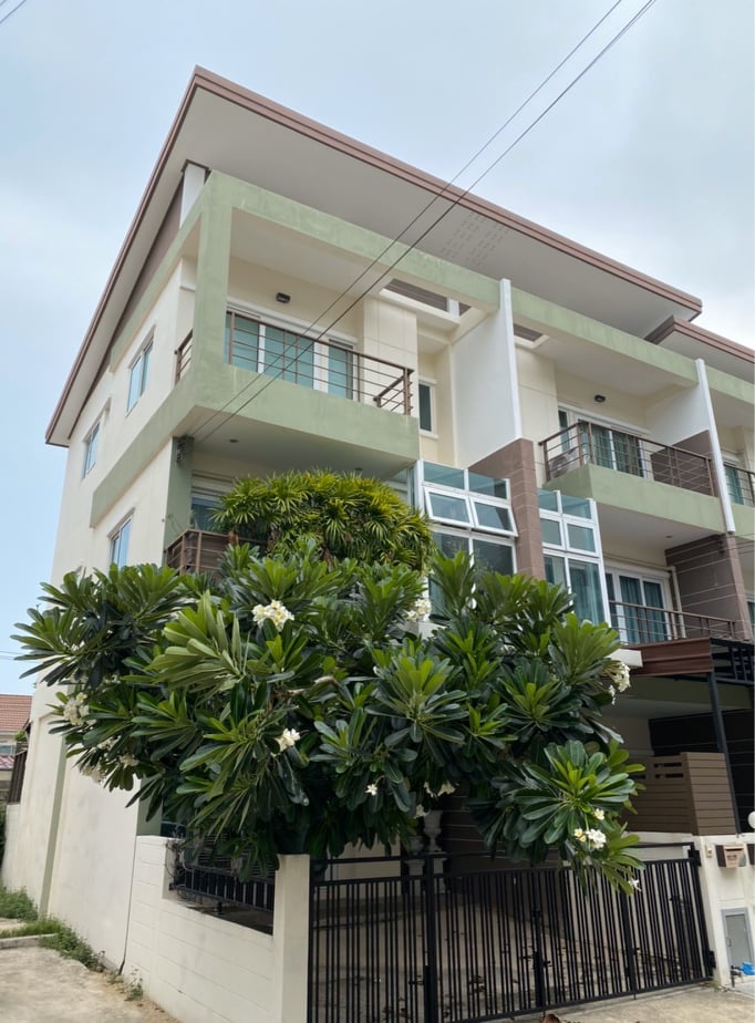 [Sell] 3-storey townhome, Vivarium Village, Phutthabucha 36 (behind the corner), price 3.75 million