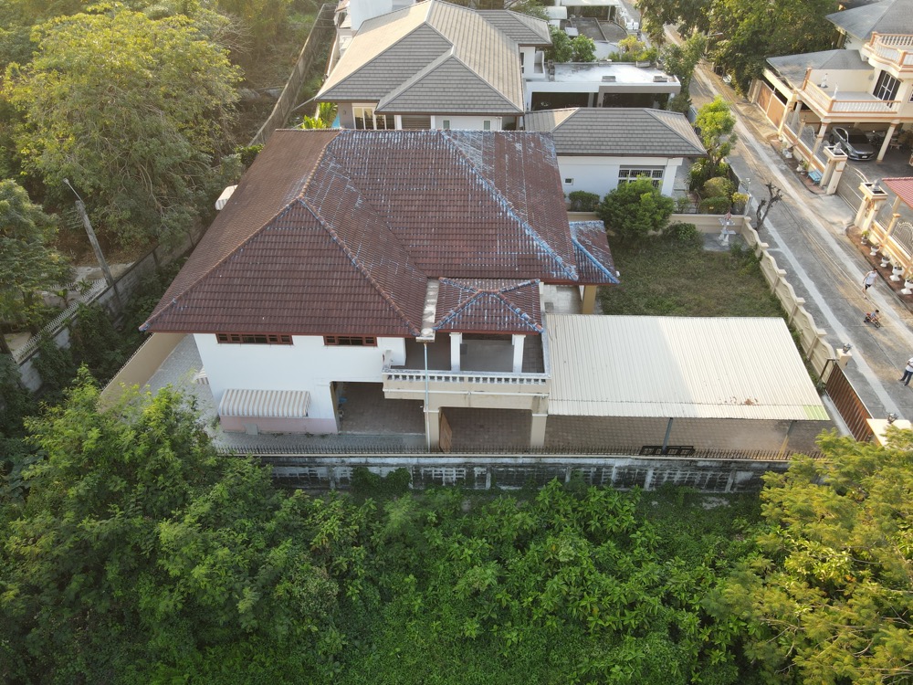Land for sale plus 2 storey detached house, 6 bedrooms, 5 parking spaces, private location, shady village, Ratchaphruek 28