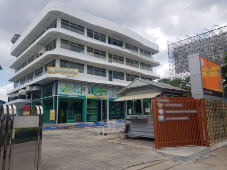 Selling cheap! On Nut office (with warehouse) 2-0-50 rai, building 3,150 sq.m., extra large area Can park up to 50 cars ## near Motorway