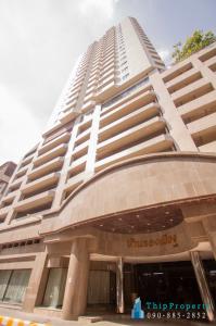 Rent and sell Baan Rong Muang Condominium, 2 bedrooms, 2 bathrooms, separate kitchen, size 75 sq.m., convenient for both car and public transport, walking distance near MRT Hua Lamphong