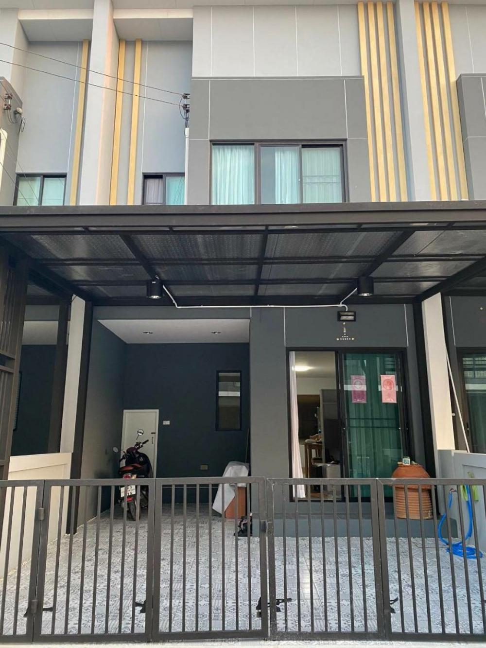2-story townhome for rent with furniture and electrical appliances near Wat Lan Bun, very cheap. 2-story townhome for rent with furniture and electrical appliances near Wat Lan Bun, very cheap.