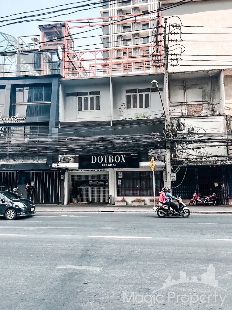 ขายอาคารพาณิชย์ 4 ชั้น บนถนนเอกมัย แขวงคลองตันเหนือ เขตวัฒนา กทม.