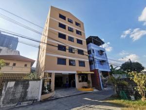 Urgent sale, apartment 60 square meters, 6 floors, Tiwanon Soi 2, near the train station. Opposite Big C.