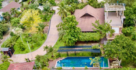 ขายสุดคุ้ม! บ้านไม้สัก—พัทยา (ตกแต่งสไตล์ Pool Villa) บนเนื้อที่ 2-1-0 ไร่ ## สวนร่มรื่น สระว่ายน้ำขนาดใหญ่ วิวหาดบ้านอำเภอและสวนนงนุช ขายสุดคุ้ม! บ้านไม้สัก—พัทยา (ตกแต่งสไตล์ Pool Villa) บนเนื้อที่ 2-1-0 ไร่ ## สวนร่มรื่น สระว่ายน้ำขนาดใหญ่ วิวหาดบ้านอำเภอและสวนนงนุช