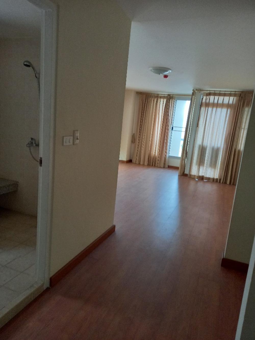 () Studio condo for sale Very new condition (never lived in), corner room, good view, wooden floor. () Studio condo for sale Very new condition (never lived in), corner room, good view, wooden floor.