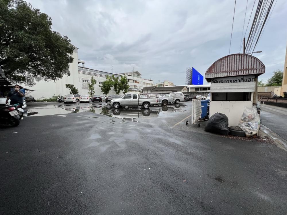 1 rai of land, 462 square wah, on Rama 4 Road, adjacent to Thep Tarin Hospital Can get in and out of three ways 1 rai of land, 462 square wah, on Rama 4 Road, adjacent to Thep Tarin Hospital Can get in and out of three ways
