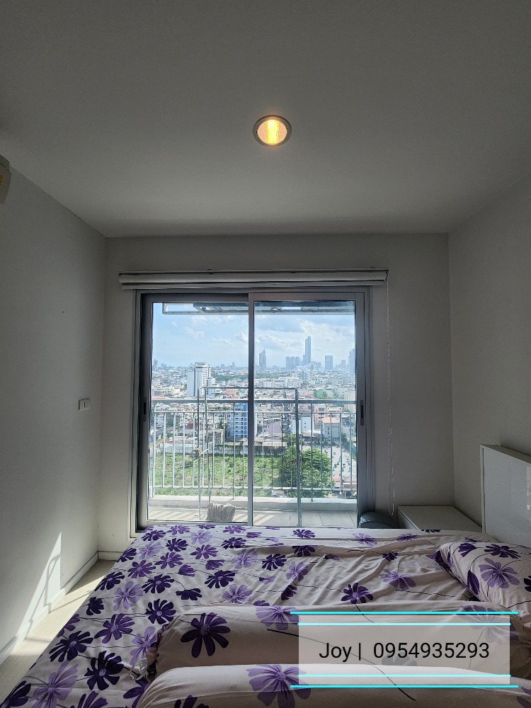 For rent, 38 sq m., Beautiful room, Sathorn view, RHYTHM SATHORN NARATHIWAS, only 18,000 baht, including common fee + parking for 1 car. Make an appointment to see, call 0954935293, Line ID jubilojoy1, contact 24 hours. Ready to move in on 18 September!